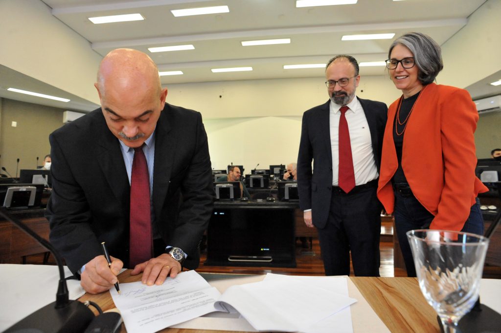 Procurador de Justiça Bruno Sérgio Galatti, do Ministério Público do Paraná, assina termo de cooperação da UEL com Ministério Público.