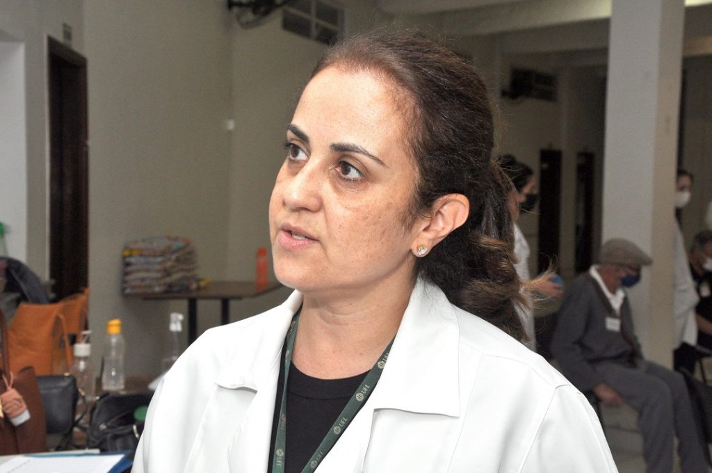 Professora Suhaila Santos, do curso de Fisioterapia., coordena projeto de extensão com pacientes de Parkinson.