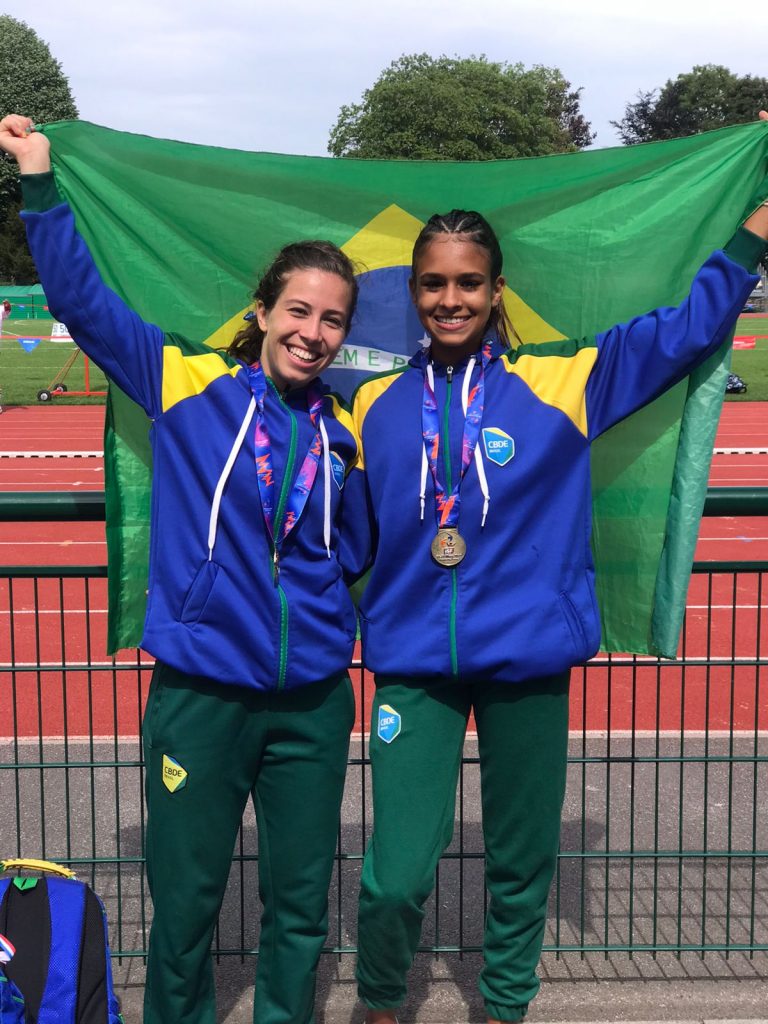 Atletas Nicole Domene e Julia Rocha Ribeiro, do Projeto Londrina Atletismo.