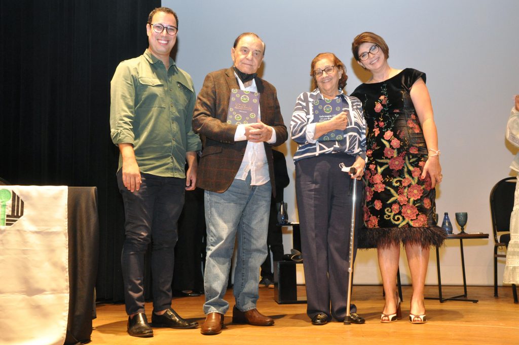 Primeiro reitor da UEL, Ascêncio Garcia Lopes, e uma das fundadoras do Curso de Enfermagem, Ana Irma Rodrigues, recebem homenagem