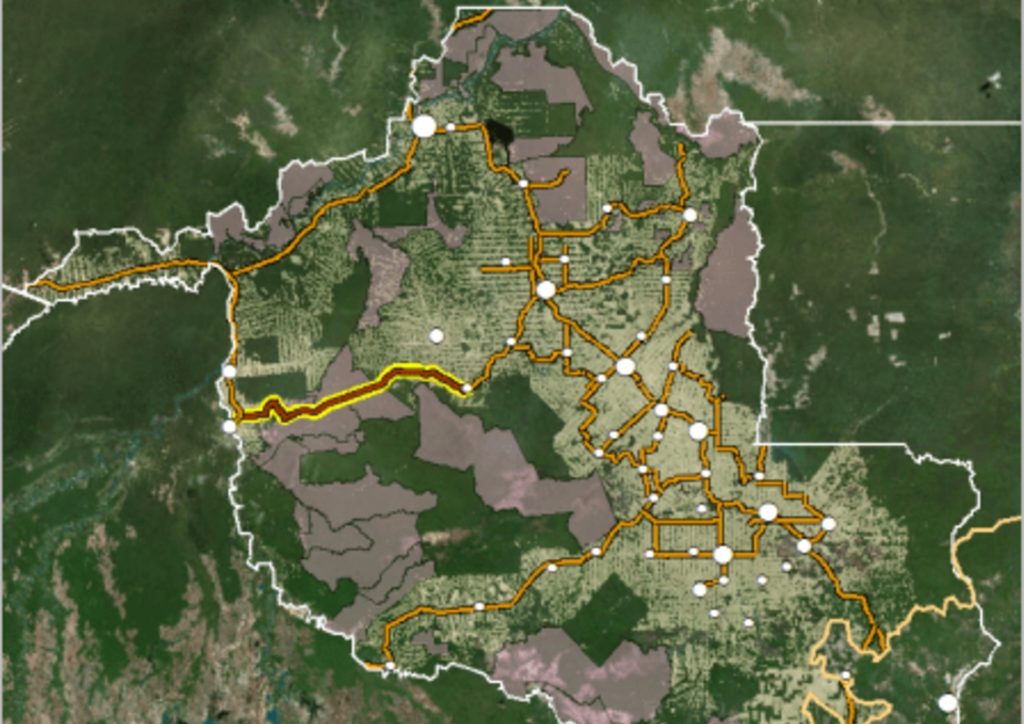 Mapa gerado pelo ArcMap com marcações de áreas em terrenos delimitados.