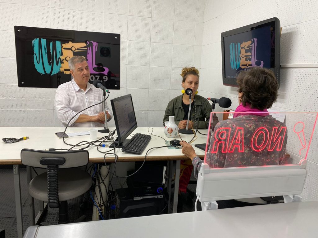 Luiz Bertipaglia e Amanda Freire em entrevista à Rádio UEL FM. Dupla fez um balanço do Filo 2022, sob o ponto de vista da organização.
