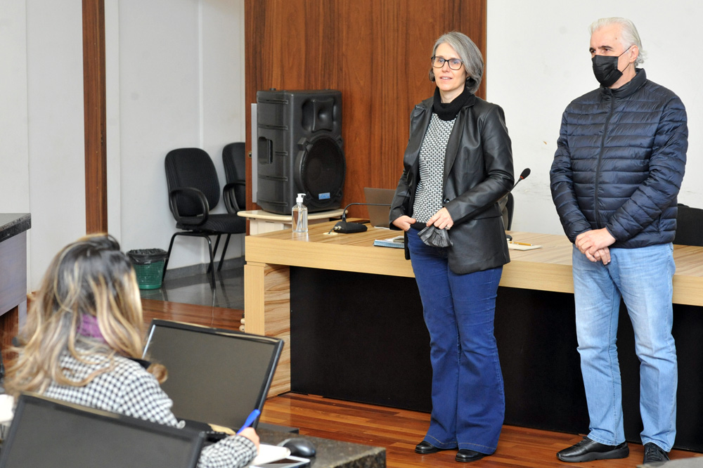 Reitora Marta Favaro e vice-reitor Airton Petris em reunião com gestores da UEL, na manhã desta segunda (13).