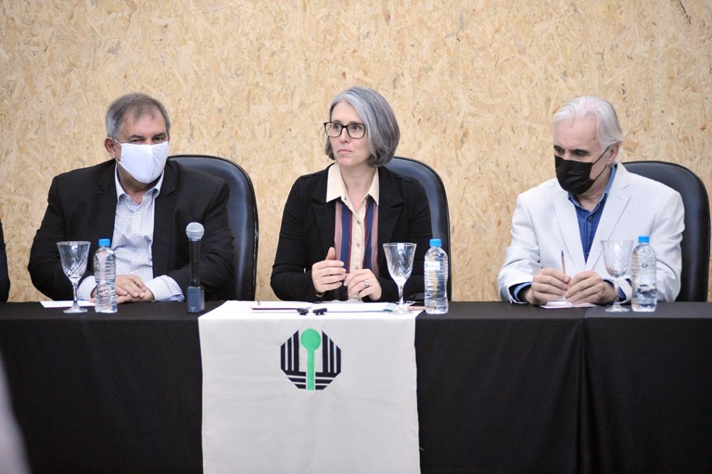 Reitora e vice-reitor, Marta Favaro e Airton Petris, participam de encontro com ministro da Ciência, Paulo Alvim.