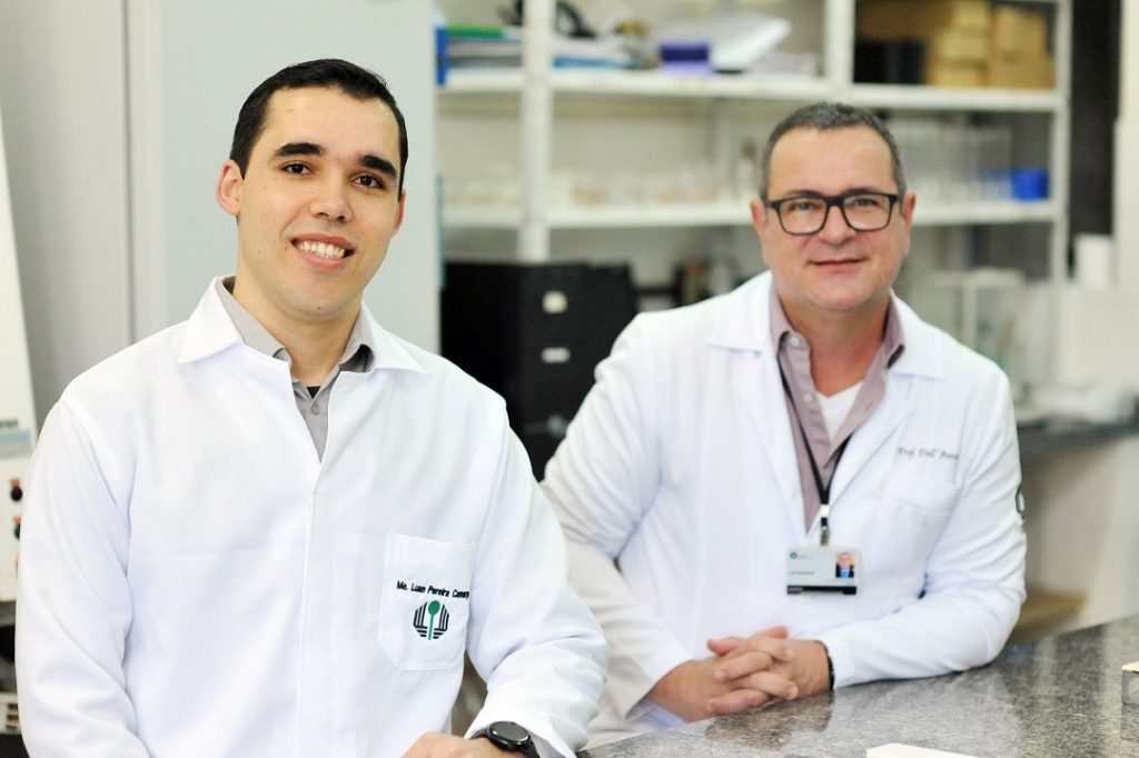 Luan Pereira de Camargo e Luiz Henrique Dall Antonia. Pesquisa abre caminhos para futuras aplicações tecnológicas da amônia para produção de fertilizantes.