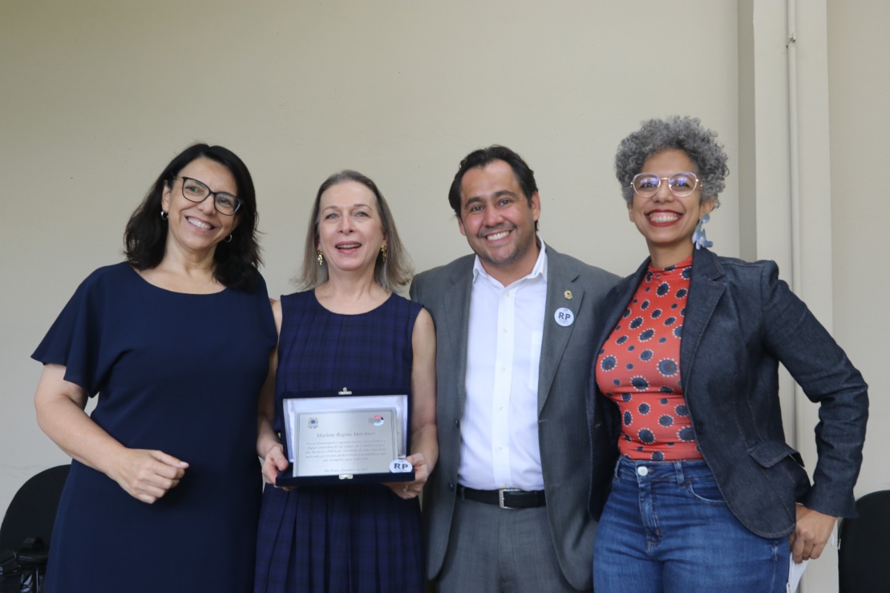 Professora aposentada recebe prêmio de Profissional do Ano de Relações Públicas