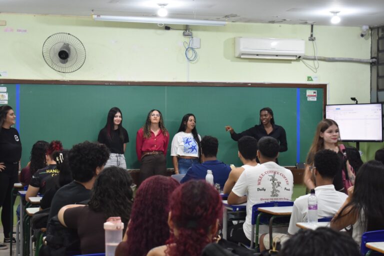 Lideranças e ingressantes da UEL acolhem vestibulandos do Cursinho ...