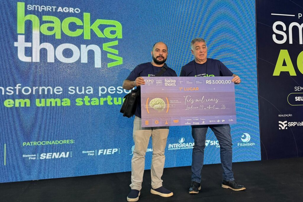 O professor Ricardo Tadeu Faria e o doutorando Bruno Melegari, durante a premiação pelo primeiro lugar da categoria Ensino Superior