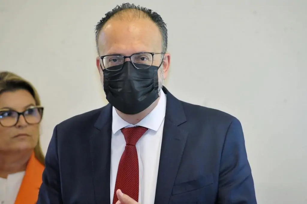 Reitor da UEL, Sérgio de Carvalho, durante a cerimônia de entrega da sala do Projetek em Londrina.