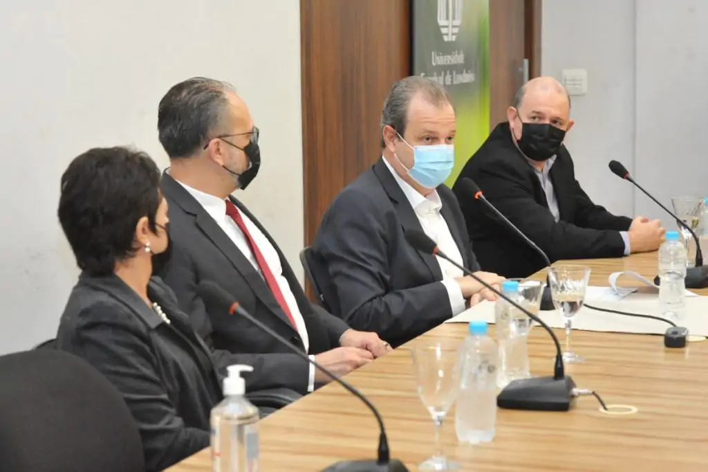 Parceria Laboratório de Microbiologia