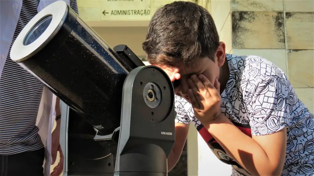 Visitas ao Planetário reúnem jovens de todas as idades e seus pais.